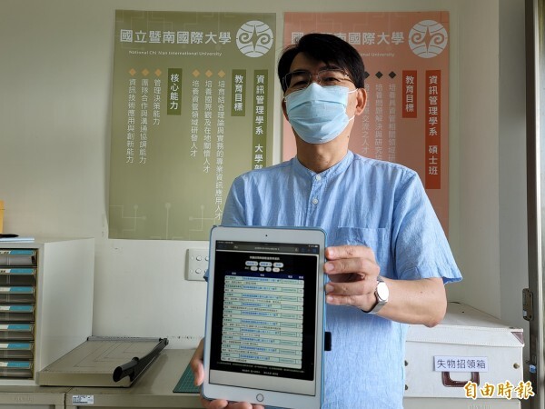 教授網頁程式設計達24年的暨大資管系教授陳彥錚，主動撰寫簡單易操作的快篩試劑數量即時查詢網頁。（記者佟振國攝）