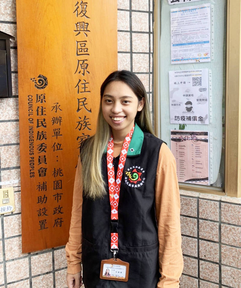 復興區原家中心社工王敏禎大學畢業返鄉跑遍全區關懷部落族人。圖／芥菜種會提供