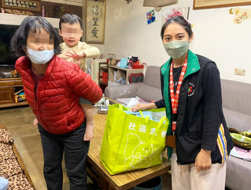 復興區原家中心社工王敏禎（右）跑遍全區關懷部落困難家庭族人。圖／芥菜種會提供