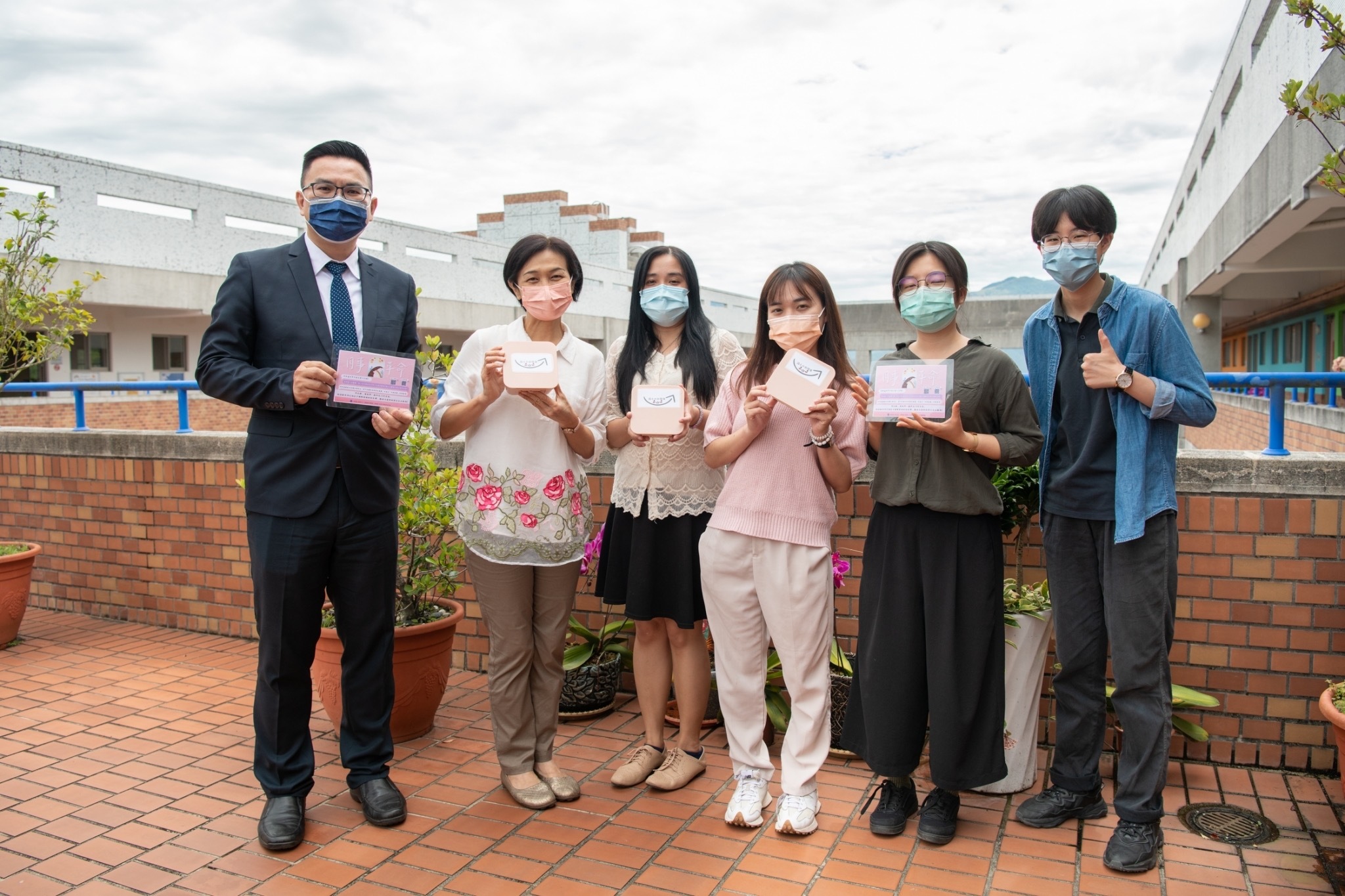 暨大架設「免費衛生棉補給站」，呼應非營利組織社團法人全球小紅帽協會在各級學校、教育單位的女廁內實施的生理用品共享計畫。