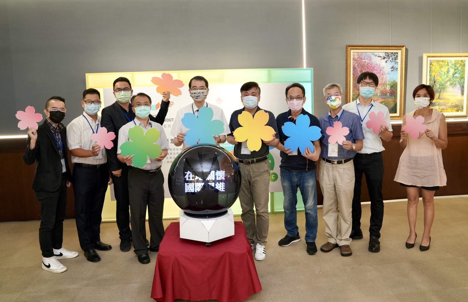 暨大校長武東星(左5)肯定本次成果展透過AR技術提供網頁3D和虛擬實境模式，讓作品躍動眼前並與畫作互動，提供多元的體驗樂趣。