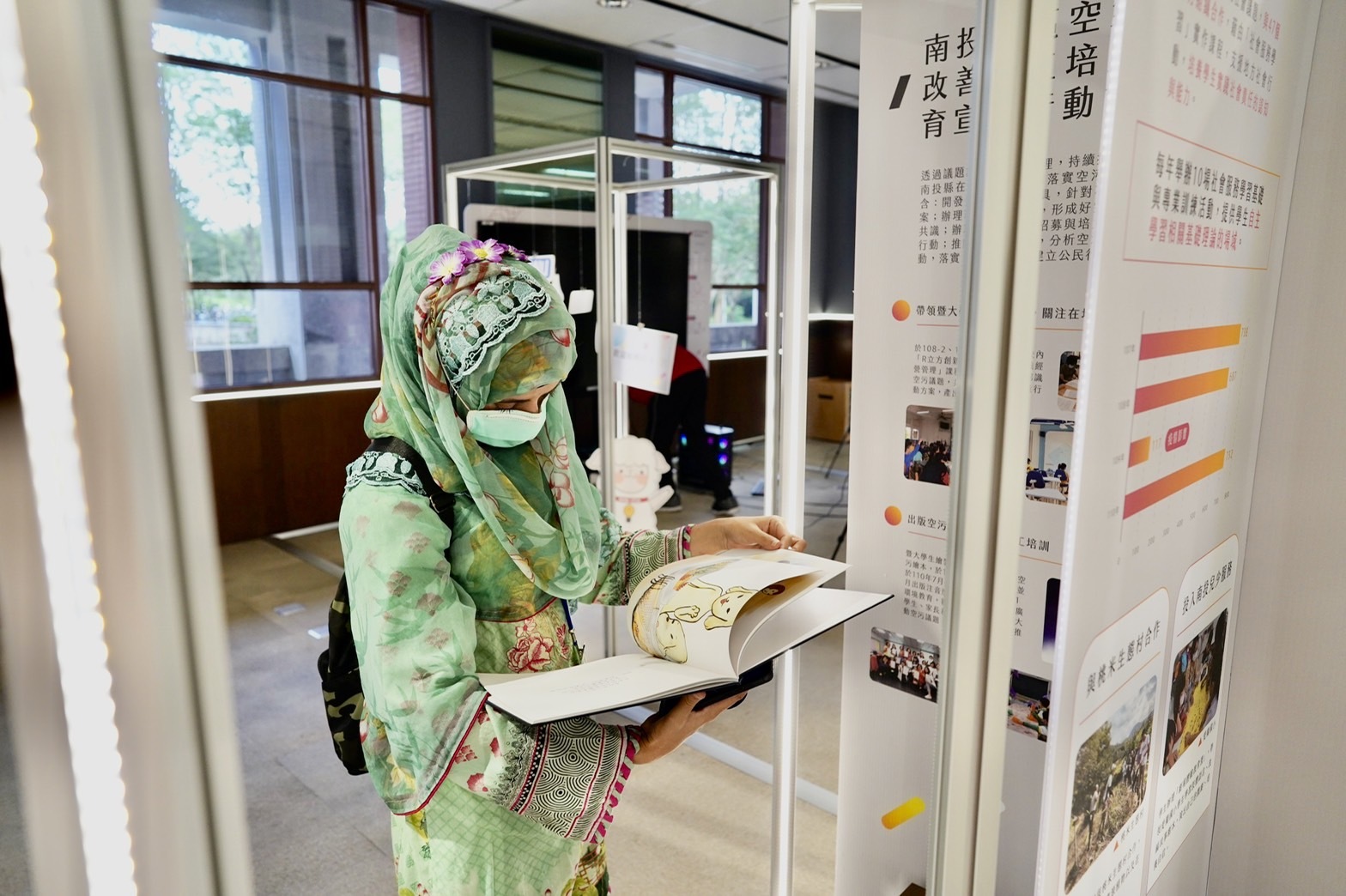 展場呈現暨大深耕水沙連在地化與迎往東南亞全球化各項亮點，吸引學生關注。