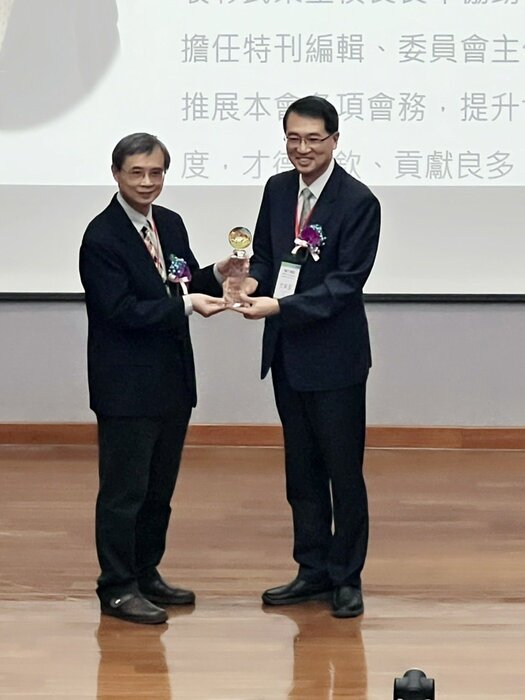 NCNU President received Outstanding Contribution Award